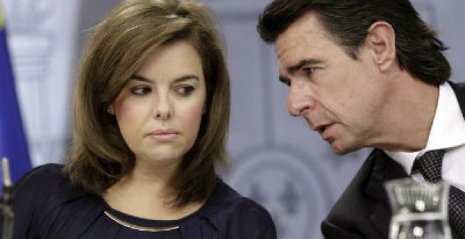 La vicepresidenta del Gobierno, Soraya Saénz de Santamaría, conversa con el ministro de Industria, José Manuel Soria, en la rueda de prensa posterior al Consejo de Ministros. EFE/Zipi