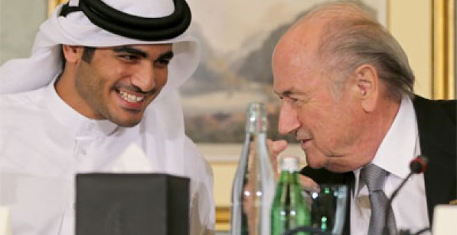Blatter, con un miembro de la organización de Qatar 2022, hace unos días. REUTERS/Fadi Al-Assaad