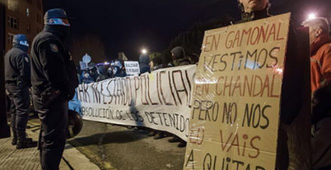 Nueva manifestación de los vecinos del barrio de Gamonal para pedir la liberación de los detenidos en las protestas contra el bulevar de la calle Vitoria.