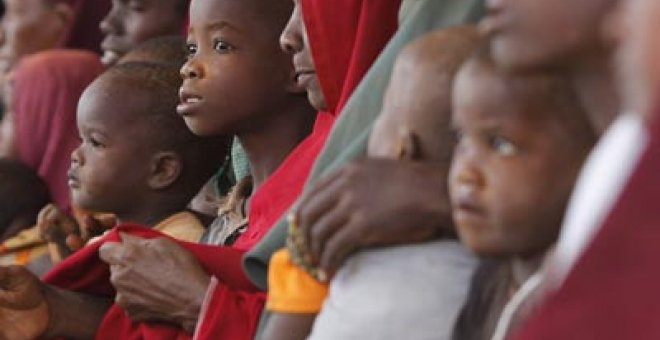 Un grupo de niños somalíes esperaba el pasado lunes a ser alojado en uno de los campos de refugiados de Kenia. efe