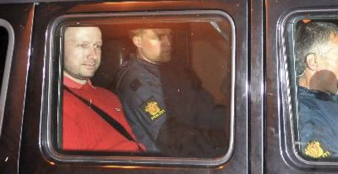 El presunto autor de los atentados de Oslo, Anders Behring Breivik, a su salida de los juzgados tras su primera declaración, el pasado 25 de julio.