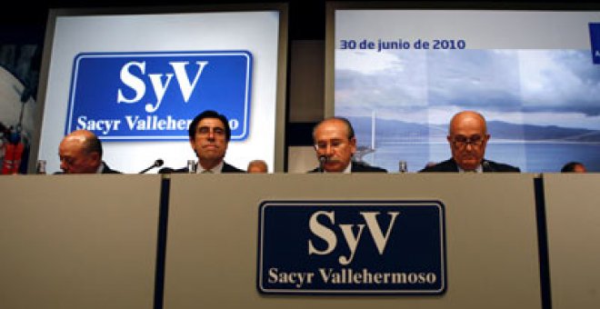 Luis del Rivero, presidente de Sacyr, y Manuel Manrique, consejero delegado, en la última junta. REYES SEDANO