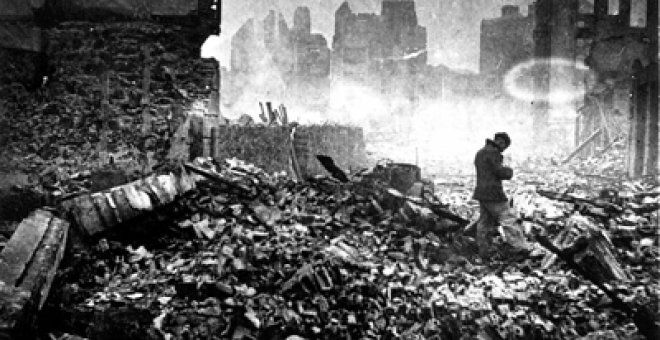 Una ciudad devastada - La imagen, cedida por el Centro de Documentación sobre el Bombardeo de Gernika. Fundación Museo de la Paz de Gernika, representa el estado en el que quedó el casco urbano después del bombardeo. La estructura de madera de las casas n