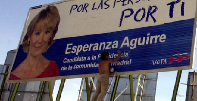 Uno de los carteles electorales de Esperanza Aguirre durante la campaña para las autonómicas del 25 de mayo de 2003. EFE