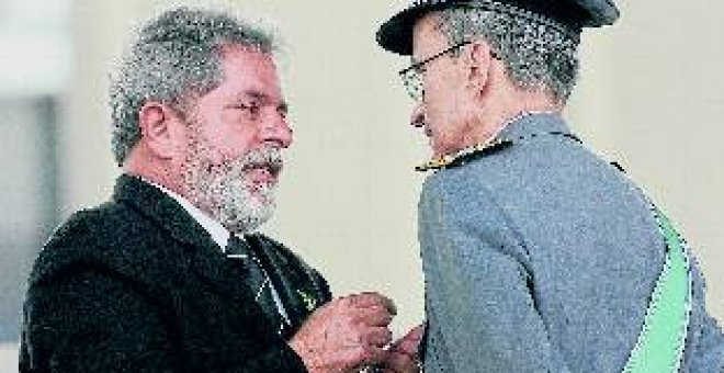 Lula departe en 2007 con el comandante del Ejército Enzo Martins Peri, uno de los que ahora han presentado su dimisión.