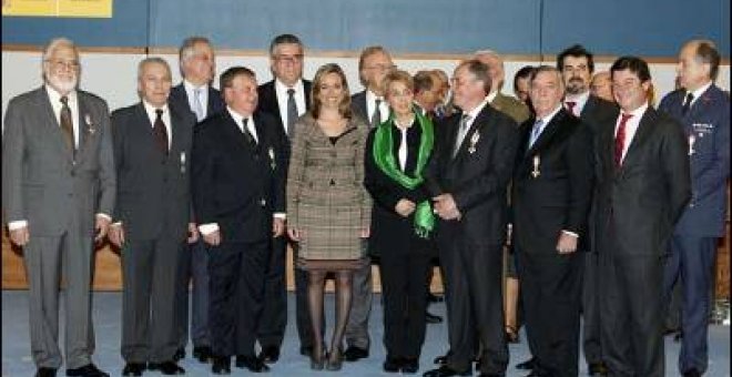 La ministra de Defensa, Carme Chacón (4i-delante), junto a los integrantes de la Unión Militar Democrática (UMD), a los que galardonó hoy en reconocimiento a su papel durante la Transición.