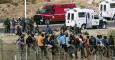 Inmigrantes subsaharianos encaramados en la valla de Melilla. REUTERS