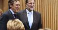 El jefe del Gobierno, Mariano Rajoy, y el diputado Rafael Hernando, tras se nombrado nuevo portavoz del PP en el Congreso. EFE/  J.J.Guillen