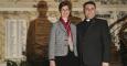 La reverenda Libby Lane, la primera obispa de la iglesia anglicana, posa junto a su esposo, George, en el Ayuntamiento de Stockport (Reino Unido). EFE/Lynne Cameron