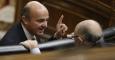 El ministro de Economía, Luis de Guindos, conversa con el titular de Hacienda, Cristóbal Montoro, en el Congreso de los Diputados. EFE/Paco Campos