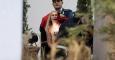 Un miembro de la gendarmería vaticana cubre y detiene a una activista de Femen que intentó llevarse la figura del niño Jesús del belén instalado en la Plaza de San Pedro del Vaticano, este jueves 25 de diciembre de 2014.  EFE