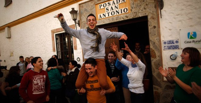 Varios ganadores de El Gordo de la Lotería de Navidad celebran el premio en El Bosque, cerca de Cádiz. /JON NAZCA (REUTERS)