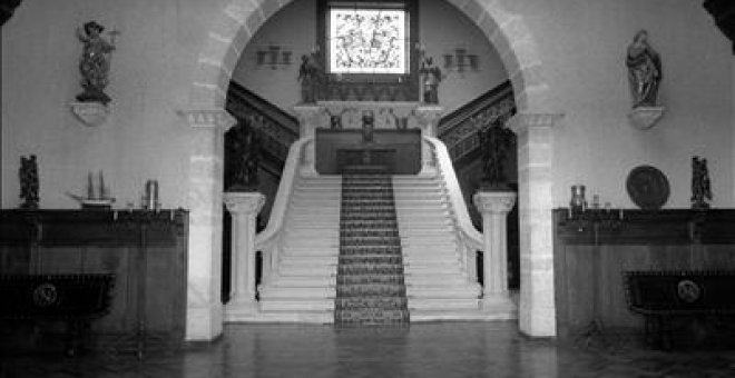 Vista del hall y la escalera de honor del Pazo de Meirás, en Sada (A Coruña), propiedad de la familia Franco. Acaba de ser rechazado un recurso presentado por la hija del dictador para impedir la entrada de técnicos de la Xunta. EFE