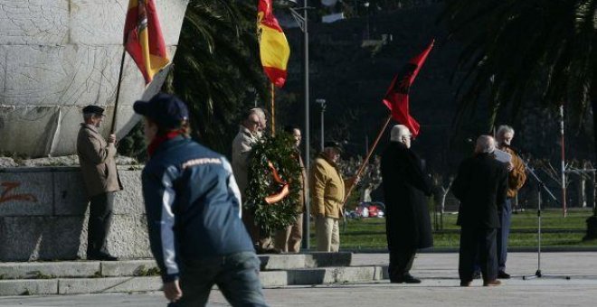 Varios asistentes al homenaje al almirante a Luis Carrero Blanco, 34 años después de su asesinato por ETA, en Santoña (Cantabria), ayer.