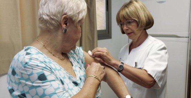 Una mujer es vacunada contra el virus de la gripe en un centro de salud de Santa Cruz de Tenerife.