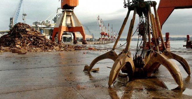En la imagen, aspecto del puerto de Santander, completamente paralizado debido a la huelga de estibadores que tuvo lugar en 2006.