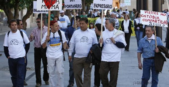 Padres y madres divorciados durante una manifestación por las calles de Sevilla para demandar la custodia compartida de los hijos tras el divorcio.