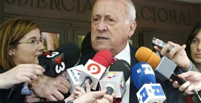 El ex presidente del PNV Xabier Arzalluz, habla con los periodistas a su salida de la Audiencia Nacional tras declarar ante el juez Baltasar Garzón, el pasado 19 de mayo.
