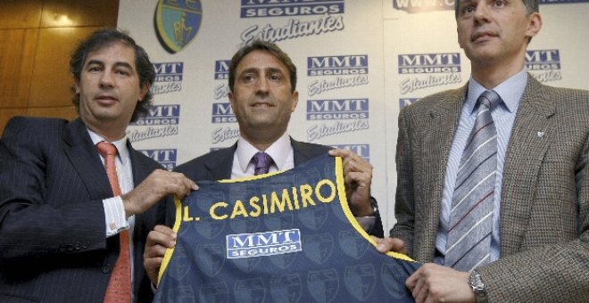 El presidente del Estudiantes, Javier Tejedor (d), junto al director deportivo, Carlos Montes (i), y el técnico Luis Casimiro, durante el acto en el que éste fue presentado como nuevo entrenador del conjunto estudiantil.