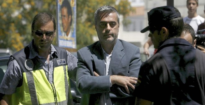 Miembros de la Unidad contra la Delincuencia y el Crimen Organizado (Udyco) llevan a declarar al alcalde de Estepona, Antonio Barrientos, al juzgado de Estepona hoy.