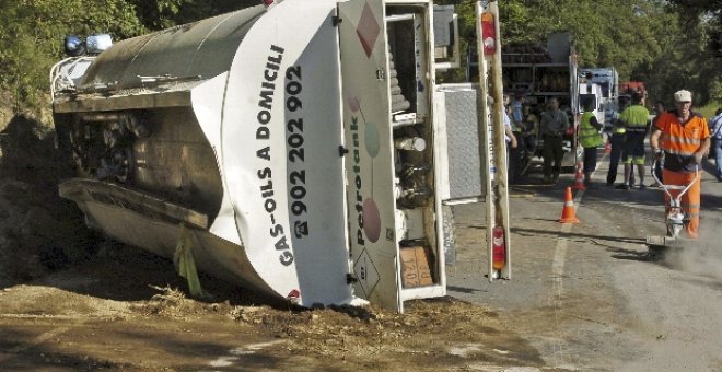 Un camión permanece volcado en el lugar donde se produjo el accidente el pasado lunes en Girona.
