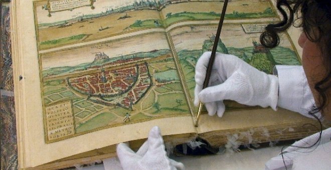 Los libros que legó en 1909 el conde de Romanones a la Alhambra y que constituyeron el origen de su Biblioteca se están restaurando y digitalizando para celebrar en 2009 el centenario de lo que en la actualidad es una amplísima colección especializada en 