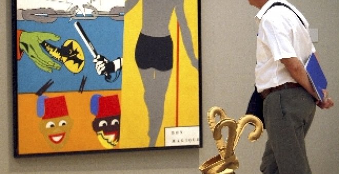 Un hombre observa la exposición "Figuración Narrativa. París, 1960-1972" compuesta por imágenes de personajes y situaciones cotidianas tomadas de la prensa, la publicidad y el cine por veinte artistas.