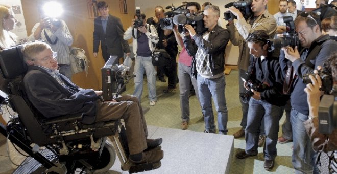 El físico británico Stephen Hawking, al comienzo de rueda de prensa que ofreció esta mañana en Santiago de Compostela, donde el próximo sábado recibirá el premio "Fonseca". Hawking presentará su último libro y pronunciará una conferencia durante su estanc