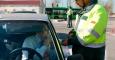Un guardia civil realiza un control de alcoholemia a un conductor.