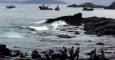 Militares y voluntarios limpian una playa de las islas Cíes, frente a Vigo, el 10 de diciembre de 2002. C. SIMON/AFP