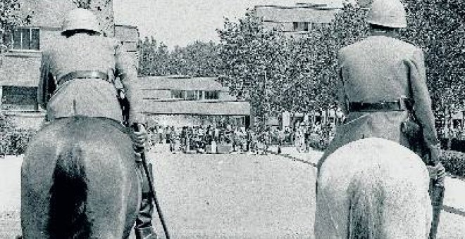 Dos policías vigilan una pequeña barricada en la Universidad Complutense en el inicio de las revueltas estudiantiles contra la dictadura.