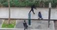 Imagen de un video amateur en el que se ve a uno de los atacantes de la revista 'Charlie Hebdo' disparando contra un policía que yace herido en el suelo. REUTERS