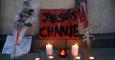 Flores , velas y un cartel que dice "Yo soy Charlie " rinden homenaje en la Plaza de la República de París a las víctimas del atentado contra la revista satírica. -REUTERS
