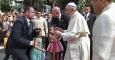 Fotografía facilitada por el gobierno filipino que muestra al papa Francisco y al presidente filipino, Benigno Aquino, saludando a varios niños en el palacio presidencial de Malacanang en Manila (Filipinas).