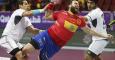 El jugador de la selección española de balonmano Juan Andreu (c), lucha por el balón durante el partido del Grupo A entre España y Chile. /EFE