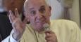 El papa Francisco se dirige a los periodistas que comparten su vuelo desde Manila (Filipinas) a Roma (Italia).- EFE