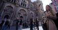 Varios turistas toman fotos de la catedral de Málaga.EFE/Jorge Zapata.