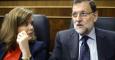 El presidente del Gobierno, Mariano Rajoy y la vicepresidenta, Soraya Sáenz de Santamaría, esta mañana en el Congreso. /EFE
