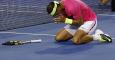 Nadal se arodilla sobre la pista para celebrar su agónica victoria contra Smyczek. /REUTERS