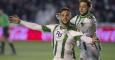 Florin Andone celebra su gol ante el Eibar junto al argentino Federico Cartabia. /EFE