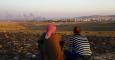 Dos turcos kurdos observan como el humo se eleva sobre la ciudad Siria de Kobani desde una colina durante un combate. REUTERS
