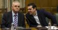 El primer ministro griego, Alexis Tsipras, conversa con el viceprimer ministro, Yannis Dragasakis, al comienzo del primer consejo de ministros del nuevo Ejecutivo heleno. REUTERS/Marko Djurica