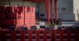 Los vigilantes de seguridad de planta de Coca-cola de Fuenlabrada conversan en las inmediaciones de la fábrica, que lleva un año cerrada. -JAIRO VARGAS