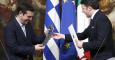 Intercambio de regalos entre Tsipras y Renzi. El italiano obsequió a su homólogo con una corbata, mientras el griego dio a su colega un CD de música tradicional de la región de Salento. - REUTERS