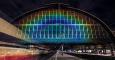 Arco iris luminoso basado en técnicas de astronomía que se proyecta todos los días sobre la estación central de Amsterdam con motivo del Año Internacional de la Luz. / STUDIO ROOSEGAARDE