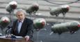 El primer ministro de Israel, Benjamin Netanyahu, en una rueda de prensa con varios misiles a su espalda. - AFP