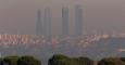 Foto de archivo que muestra la contaminación en Madrid. / EFE