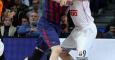 El pívot croata del FC Barcelona Ante Tomic entra a canasta ante la defensa de Felipe Reyes, del Real Madrid. /Alberto Martín (EFE)
