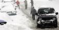 Vehículos parados por la nieve caída en una carretera en Reinosa. /EFE