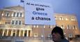 Un manifestante sostiene una pancarta que dice 'Dad una oportunidad a Grecia', en la concentración en apoyo del primer ministro Alexis Tsipras, en la Plaza Sintagma, de Atenas. REUTERS